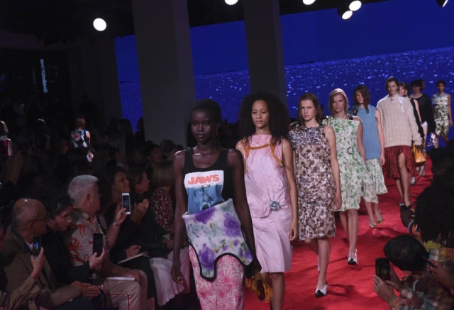 Diane Bondareff/AP Photo O entrada final do verão 2019 da Calvin Klein, que misturou referências de 'Tubarão' e 'A Primeira Noite de um Homem'