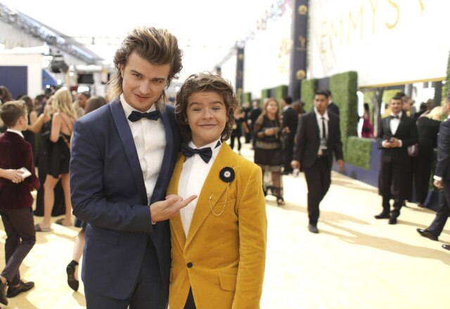 Matt Sayles/Invision for the Television Academy/AP Images Joe Keery e Gatten Matarazzo foram com o mesmo penteado