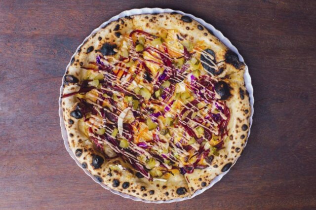 Bruno Geraldi Pizza Z. Pastrami, coleslaw, cheddar inglês, picles de pepino e o molho russo
