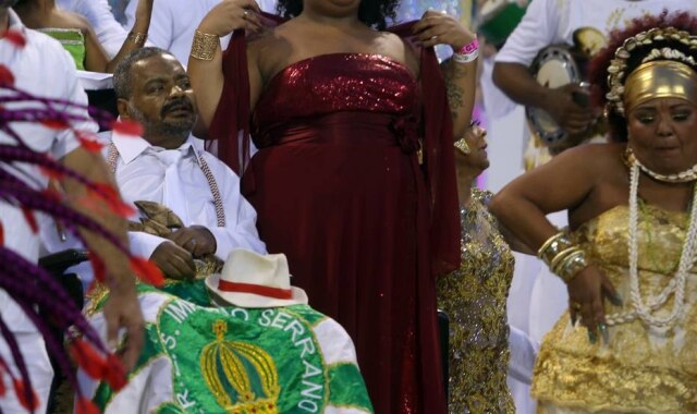 Werther Santana / Estadão Arlindo Cruz ao lado de sua mulher, Babi Cruz, de vestido amarelo na foto, durante desfile da X-9 Paulistana.