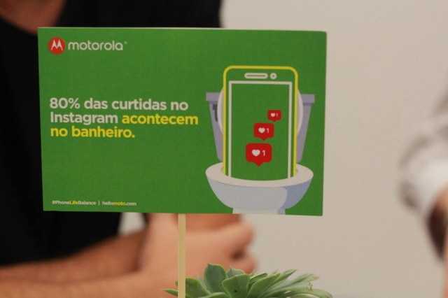 Caio Nascimento / Estadão Você mexe no celular quando vai ao banheiro? Isso é mais comum do que se imagina.