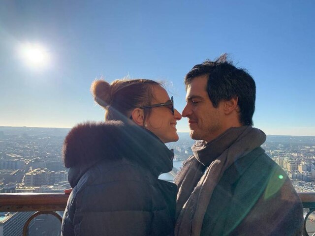 Reprodução Instagram/Paulabraunoficial Casal de atores Mateus Solano e Paula Braun em foto na cidade de Paris