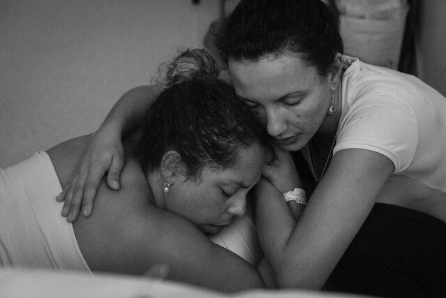 Sopro fotografia Izabel Medeiros, doula, atuando antes da pandemia do novo coronavírus