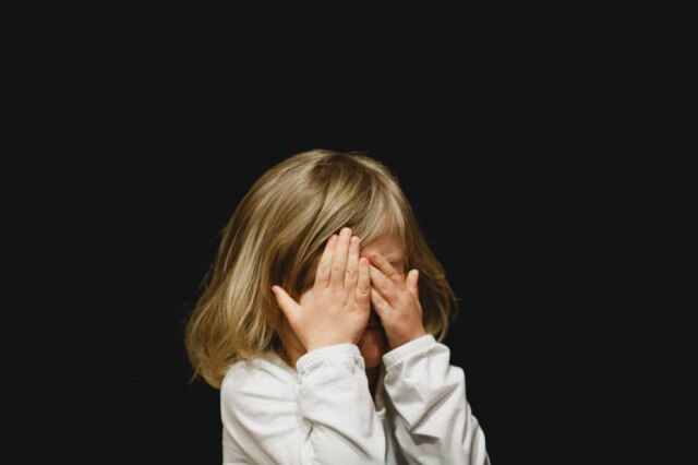 Unsplash/ Caleb Woods Mudanças na linguagem corporal são sinais que podemos observar de que a saúde mental está afetada por ansiedade, tristeza, insegurança.