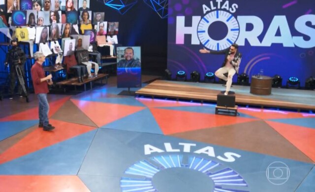 Reprodução 'Altas Horas' / Rede Globo (2021) O cantor Latino referiu-se a Babu Santana como 'Tim Maia brasileiro' e despertou reações de internautas.