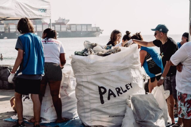 Hellen Vidal Detritos acumulados após um dia de limpeza nas praias da Ilha de São Vicente, em São Paulo
