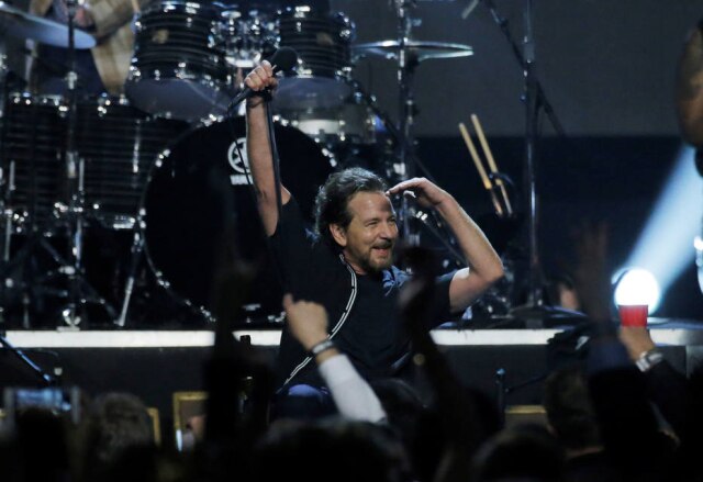 REUTERS/Lucas Jackson Eddie Vedder sobe ao palco novamente com o Pearl Jam, após 3 anos sem se apresentar