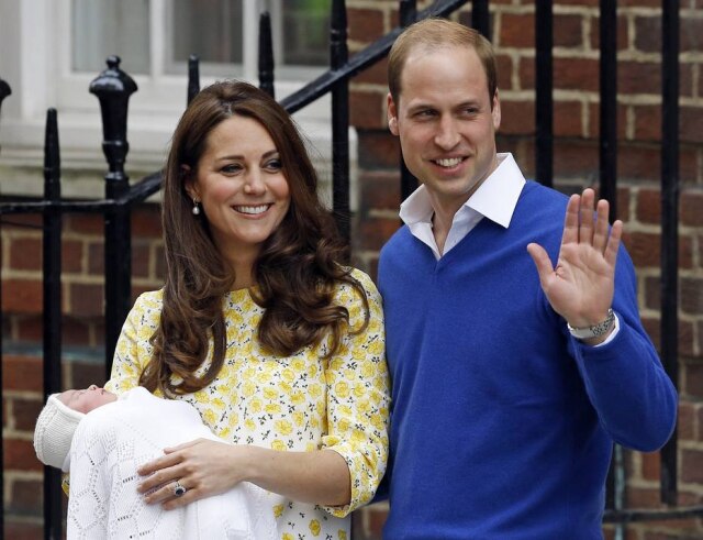 Kirsty Wigglesworth/ AP Kate Middleton e o príncipe William mostram o rosto da filha recém-nascida na saída de hospital, em Londres