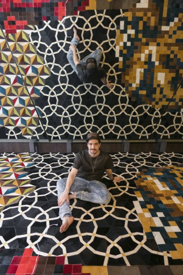 Divulgação O designer Murilo Weitzy na instalação com tapetes e espelhos criada para o Design Weekend