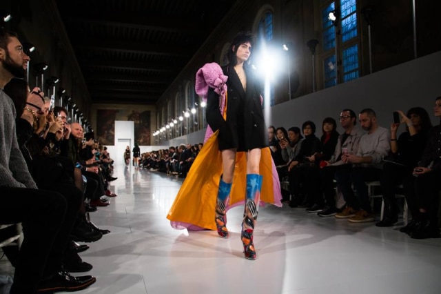 NYTimes As botas foram as opções em desfiles como o da Maison Margiela, no qual John Galliano combinou camurça e plástico, píton dourada e glitter verde, e marchetaria incrustada para dar nova vida às tradicionais botas de montaria.