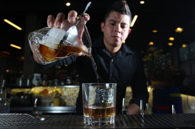 O barman Maurício Barbosa do Tuju preparando o coquetel Noisette, que utiliza o rum "temperado" com manteiga