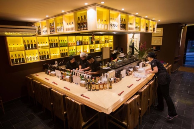 Tiago Queiroz|Estadão Izakaya. 15 lugares no balcão em torno de uma grelha.