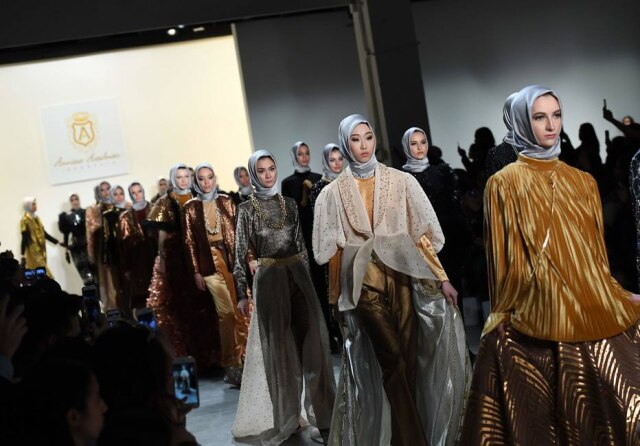 AFP PHOTO / Angela Weiss Todas as modelos do desfile de Anniesa Hasibuan usaram hijab