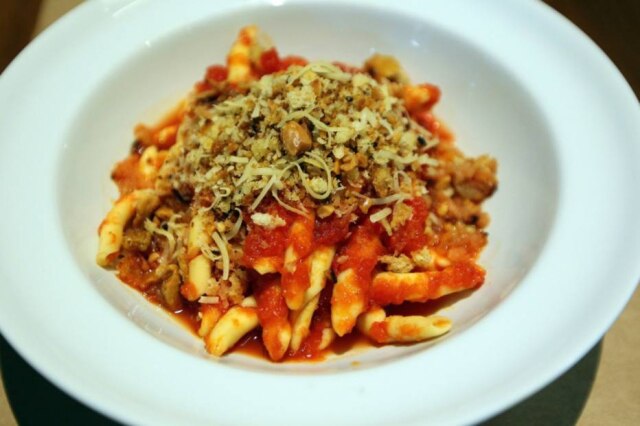Sérgio Castro|Estadão Fusilli Palmarinol, feito com molho de tomate e molica