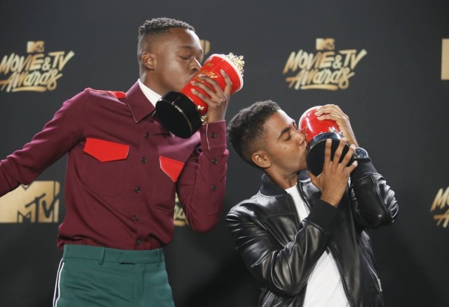 REUTERS/Danny Moloshok Atores de 'Moonlight' recebem prêmio de Melhor Beijo no MTV Movie Awards.
