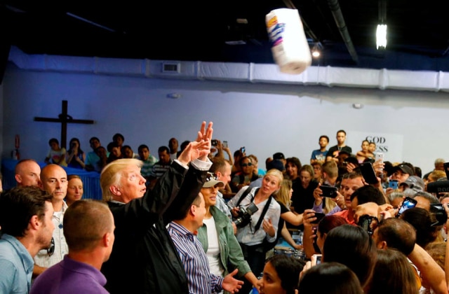 Jonathan Ernst / REUTERS O presidente dos Estados Unidos Donald Trump arremessou rolos de papel toalha para porto-riquenhos