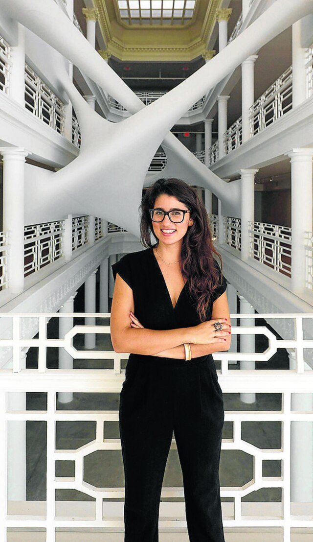 DESIGN PUB A curadora Jessica Acosta-Rubio diante da instalação Zaha Hadid Elastika, no Moore Building, patrocinada pela Airbnb Experience