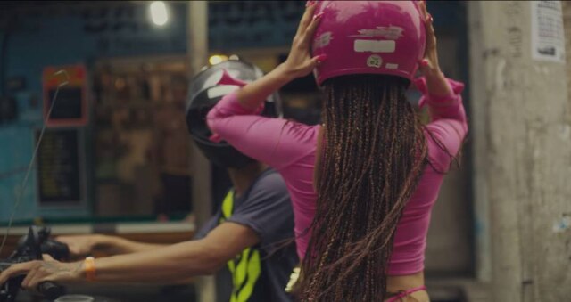 Cena do clipe de Vai Malandra/ Youtube @Anitta Anitta respeitou as leis de trânsito e usou capacete para andar de moto