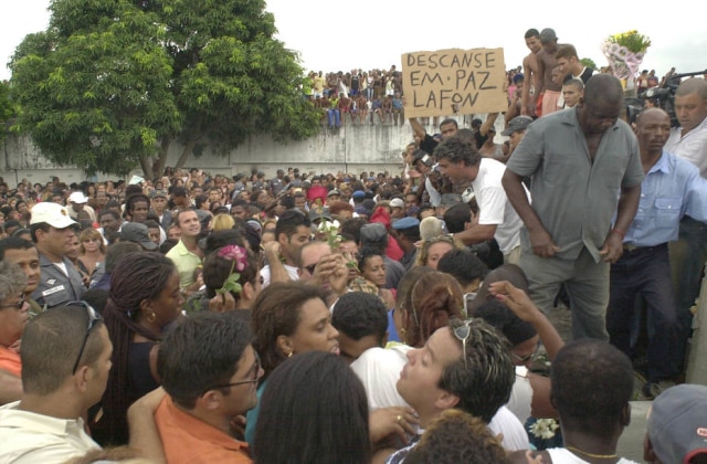 Alaor Filho / Estadão Uma verdadeira multidão foi ao enterro de Lafond no cemitério do Irajá, no Rio de Janeiro.