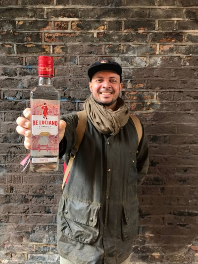 Beefeater Do Brasil. Luciano Guimarães e a garrafa de gim com seu nome no rótulo