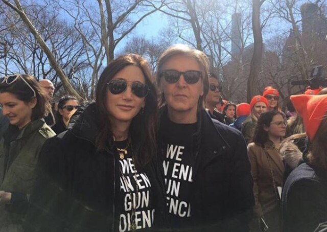 Instagram / @paulmccartney Paul MacCartney durante manifestação contra a venda de armas nos Estados Unidos.