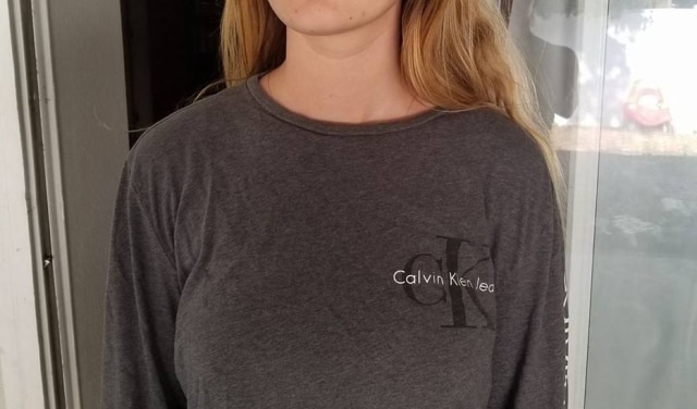 Facebook/@free2bkari Garota usava uma camiseta larga sem sutiã por baixo