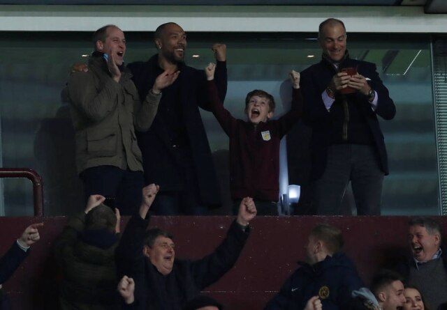 Andrew Couldridge/Reuters O príncipe William comemorou a vitória do Aston Villa sobre o Cardiff City em partida válida pela segunda divisão do Campeonato Inglês e pode ter revelado sem querer o sexo do seu terceiro filho