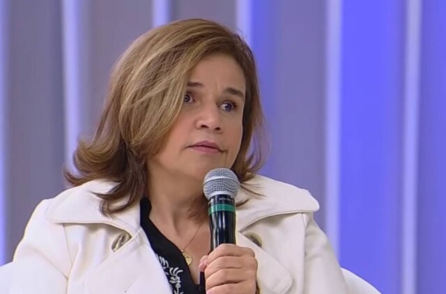 Reprodução de 'Superpop' (2018) / RedeTV! A atriz Claudia Rodrigues.