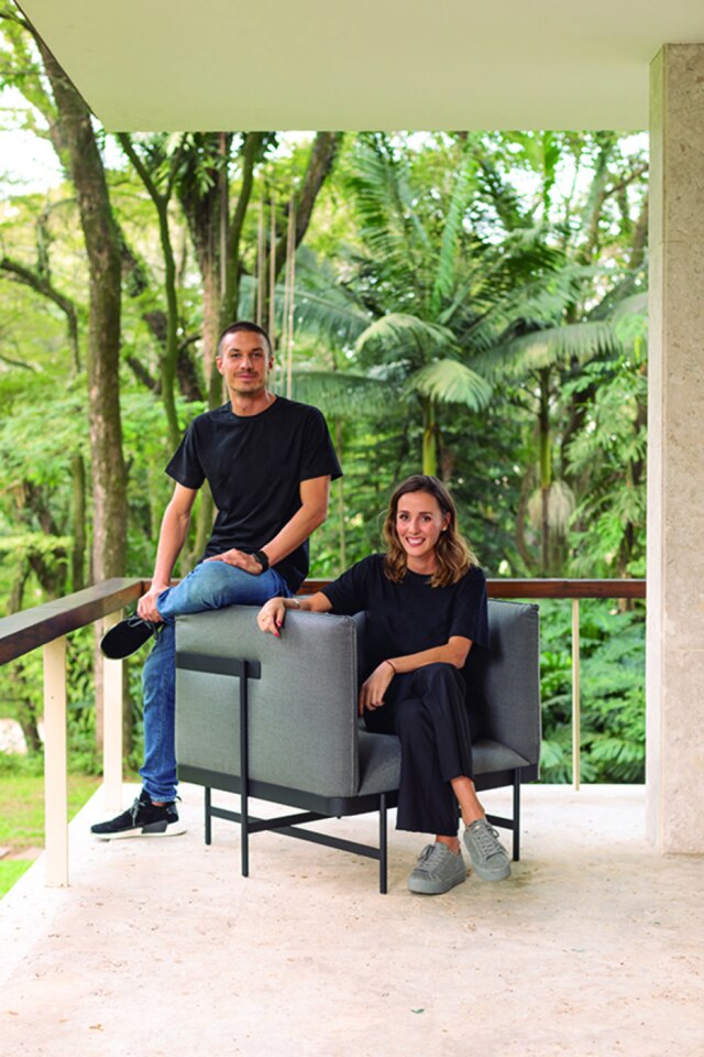 Estúdio Zanocchi & Starke O arquiteto italiano Andrea Zanocchi e a designer de produtos Carolina Starke na poltrona Nastro, desenhada para a Breton.