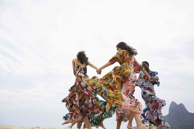 Raphael Lucena/Divulgação Com sua estamparia tropical e uma vibe carioca, a Farm agora leva seu estilo para os Estados Unidos