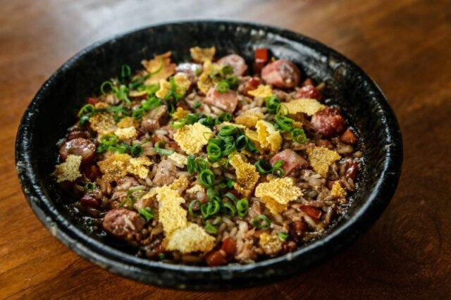 Werther Santana|Estadão Arroz de suã, típica receita caipira com porco, que já faz parte do cardápio do Jiquitaia