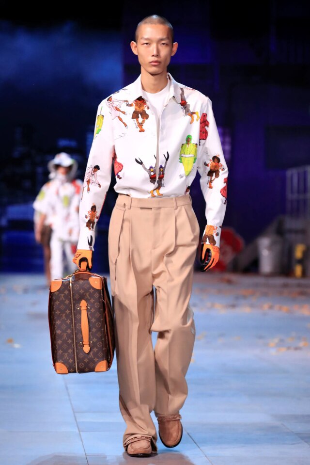 Gonzalo Fuentes/ Reuters A coleção de outono/ inverno 2019-2020 também conta com luvas, algumas vezes brilhantes, e mocassins seguindo o estilo do rei do pop