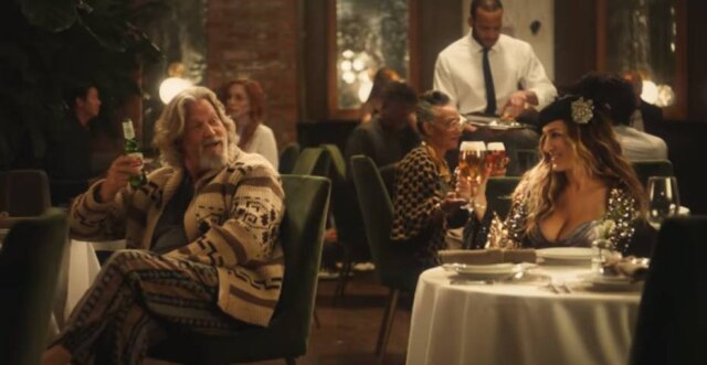 YouTube / Stella Artois Jeff Bridges e Sarah Jessica Parker se uniram em comercial da marca de cerveja Stella Artois.