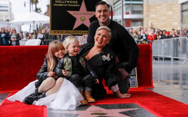 Mike Blake / Reuters Pink recebe sua estrela na Calçada da Fama ao lado de seus filhos Willow, 7, Jameson, 2, e seu marido, Carey Hart.