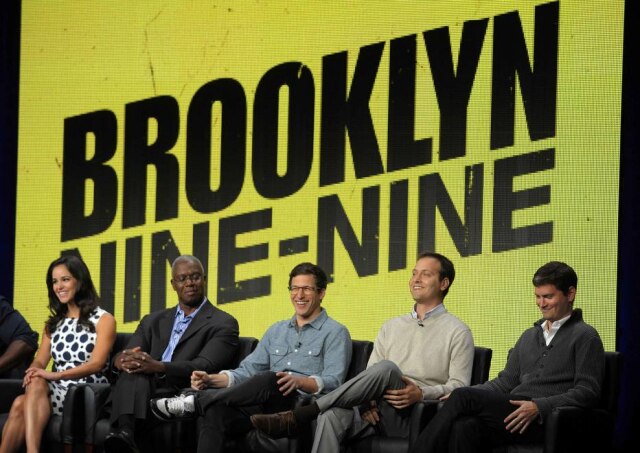 Chris Pizzello/Invision/AP Os atores de 'Brooklyn Nine-Nine' Melissa Fumero, Andre Braugher e Andy Samberg junto com os co-criadores e produtores executivos Dan Goor e Michael Schur.