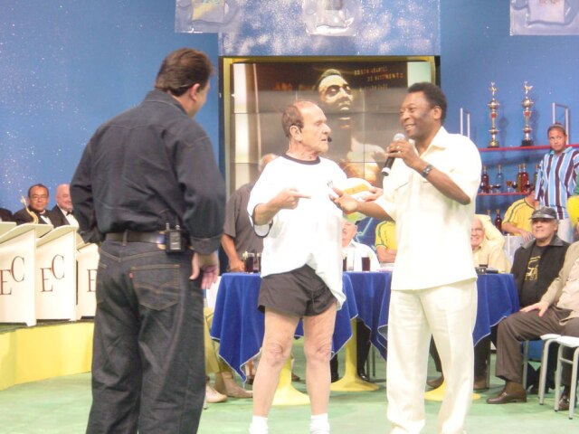 SBT / Divulgação Ronald Golias se reencontra com Pelé na TV durante programa do apresentador Ratinho, décadas após a exibição do célebre episódio de 'Família Trapo'.