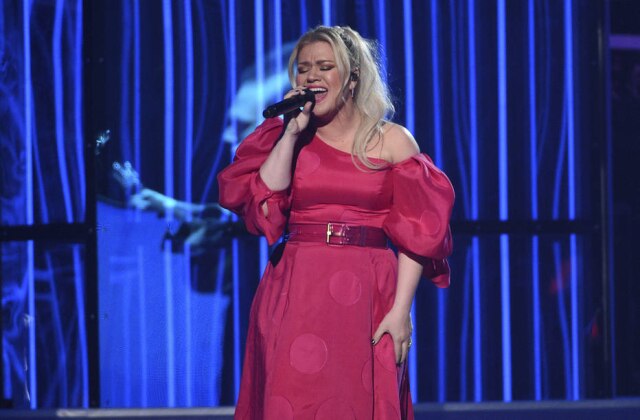 Chris Pizzello/Invision/AP Kelly Clarkson cantando 'Broken & Beautiful' no Billboard Music Awards.