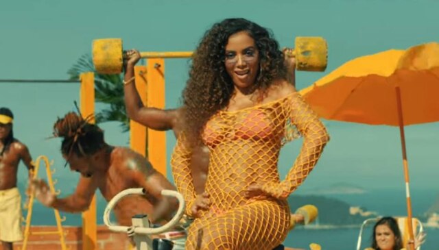 Reprodução de cena de 'Muito Calor' (2019) / Anitta e Ozuna | YouTube / @Ozuna Anitta em cena do clipe 'Muito Calor', parceria da cantora com Ozuna