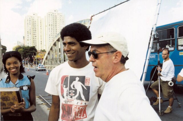 Estevam Avellar / Divulgação O ator Alexandre Moreno ao lado do diretor Helvecio Ratton durante gravação de 'Quimera - Uma Onda no Ar', em 2001, em que viveu o personagem Jorge.