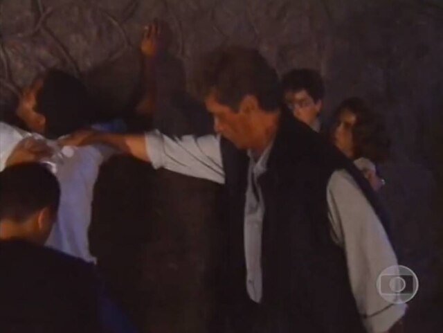 Reprodução de 'Pátria Minha' (1994) / TV Globo Cena demonstra racismo em blitz na novela 'Pátria Minha' (1994). Na imagem, Cláudia Abreu (Alice), Alexandre Moreno (Kennedy) e Fabio Assunção (Rodrigo).