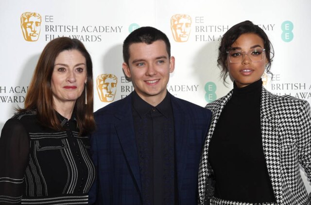 Facundo Arrizabalaga / EFE/ EPA Os atores Asa Butterfield (centro) e Ella Balinska (direita) apresentaram os indicados ao Bafta deste ano. Amanda Berry (esquerda) é a atual CEO da Academia Britânica de Artes Cinematográficas e Televisivas