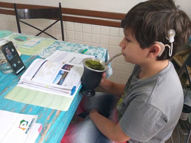 arquivo pessoal Maurícyo de Oliveira, de 11 anos, usa implante coclear desde o primeiro ano de vida, e faz aulas online durante a quarentena