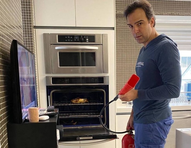 Instagram/@tadeuschmidt Tadeu Schmidt após apagar o fogo que se formou na comida dentro do forno.