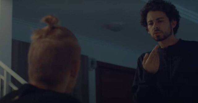 YouTube / Série Crisálida / Reprodução O intérprete de Libras Thiago Teles é o protagonista ouvinte da série 'Crisálida'