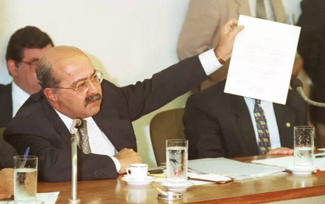 José Paulo Lacerda/ Estadão PC Farias em depoimento à CPI que investigou sua atuação no governo Collor, Brasília, DF, 1992.