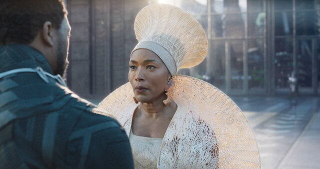 Marvel Studios Angela Basset e Chadwick Boseman em cena do filme 'Pantera Negra', do diretor Ryan Coogler. Sequência do longa está prevista para estrear em novembro deste ano.