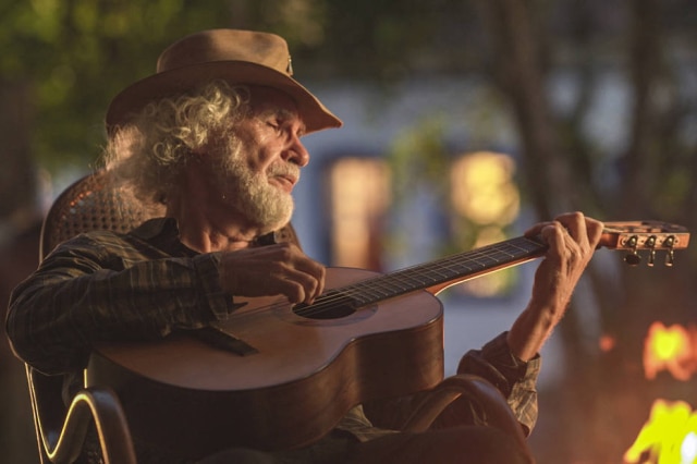 Pedro Sampaio/Globo Renato Teixeira como Quim em participação especial na novela 'Pantanal'. O cantor emocionou os expectadores com a sua performance.