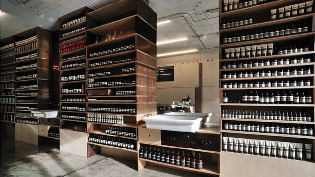 Divulgação Identidade única: minimalistas e aconchegantes, os interiores das lojas da Aesop se parecem com farmácias vintage