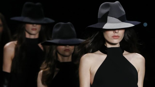 AP Photo/Andre Penner Mulheres enigmáticas com chapéus marcaram o desfile