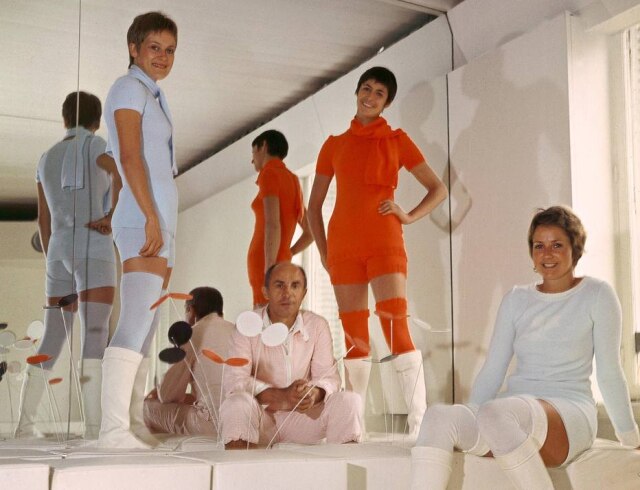 AFP André Courrèges em 1976 posando com modelos usando sua coleção de alta-costura primavera/verão